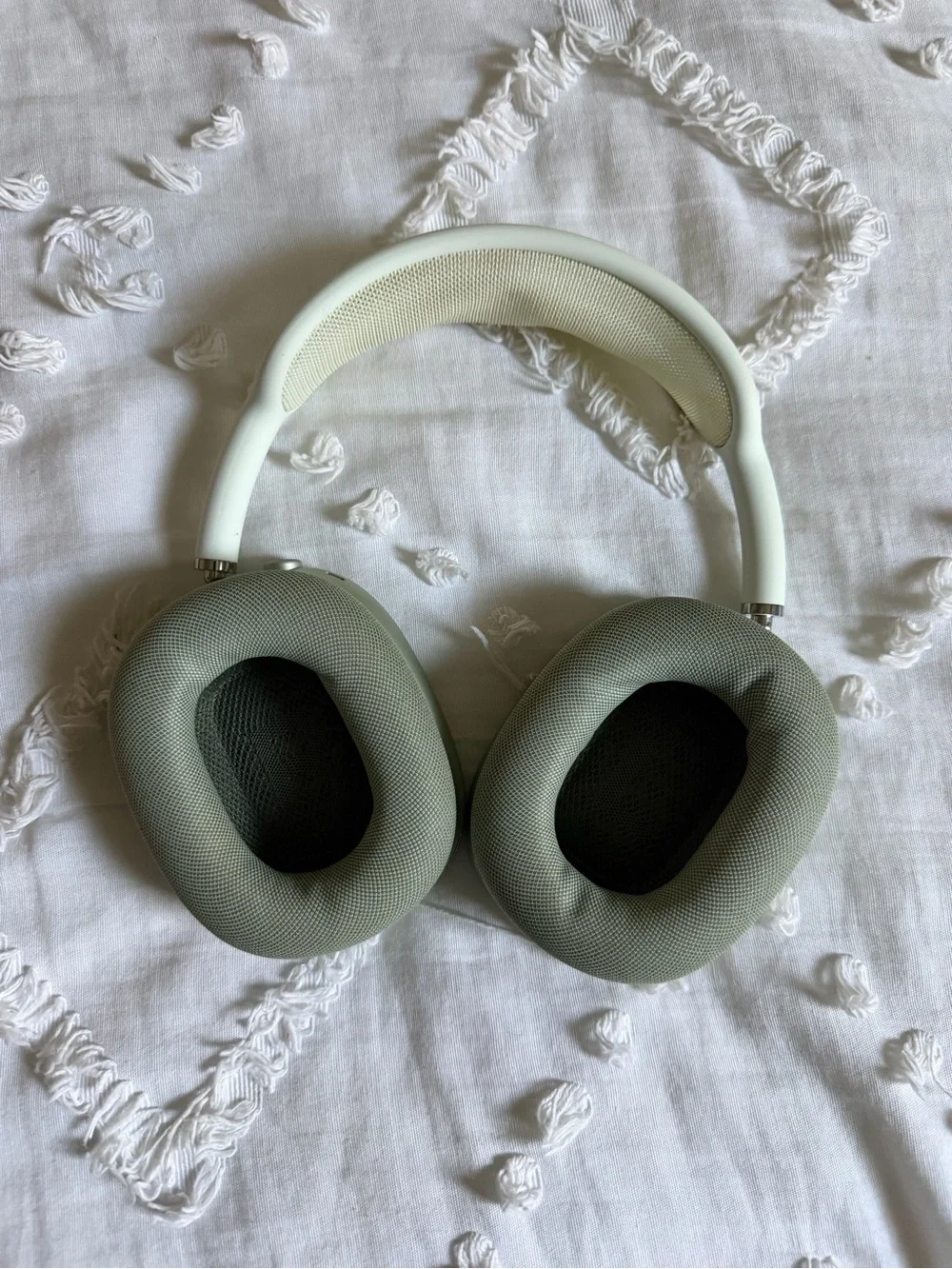 Apple air pod maxes green